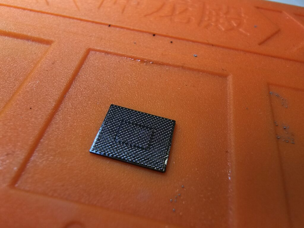 Reballing baseband čipu iPhone 15 po páde, oprava straty signálu – PhoneTech Košice