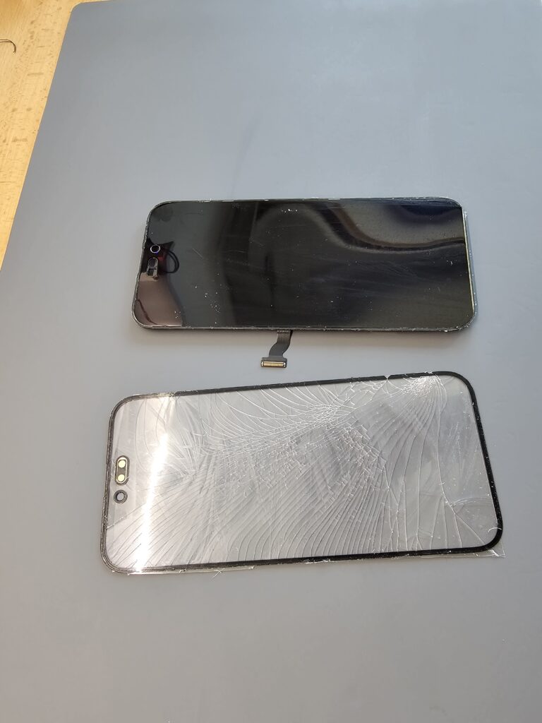 Repas displeja iPhone, výmena rozbitého skla pri zachovaní originálneho panela – PhoneTech Košice
