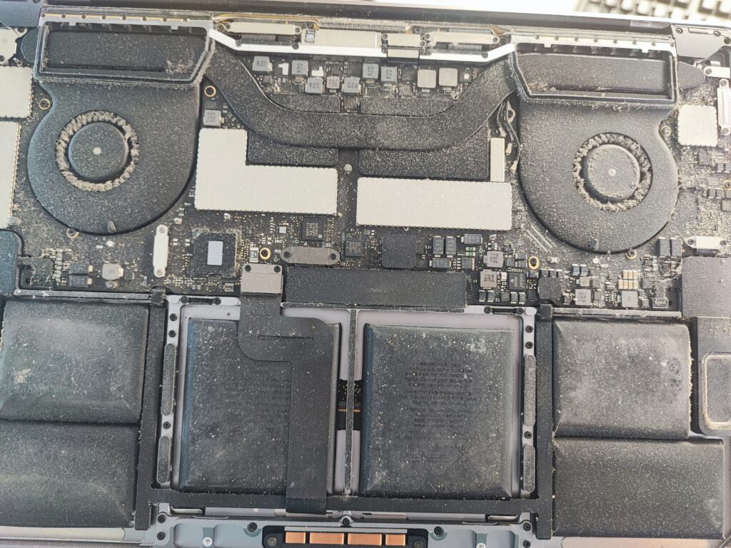 Zablokované EFI heslo na MacBooku: čo to je a ako ho odomknúť Otvorený MacBook Pro A1707 v servise – logická doska so zablokovaným EFI heslom, PhoneTech Košice