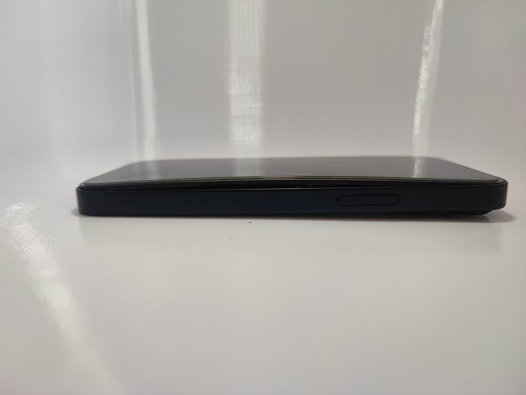 Nafúknutá batéria iPhone 13 mini dvíha displej z rámu – výmena batérie, PhoneTech Košice