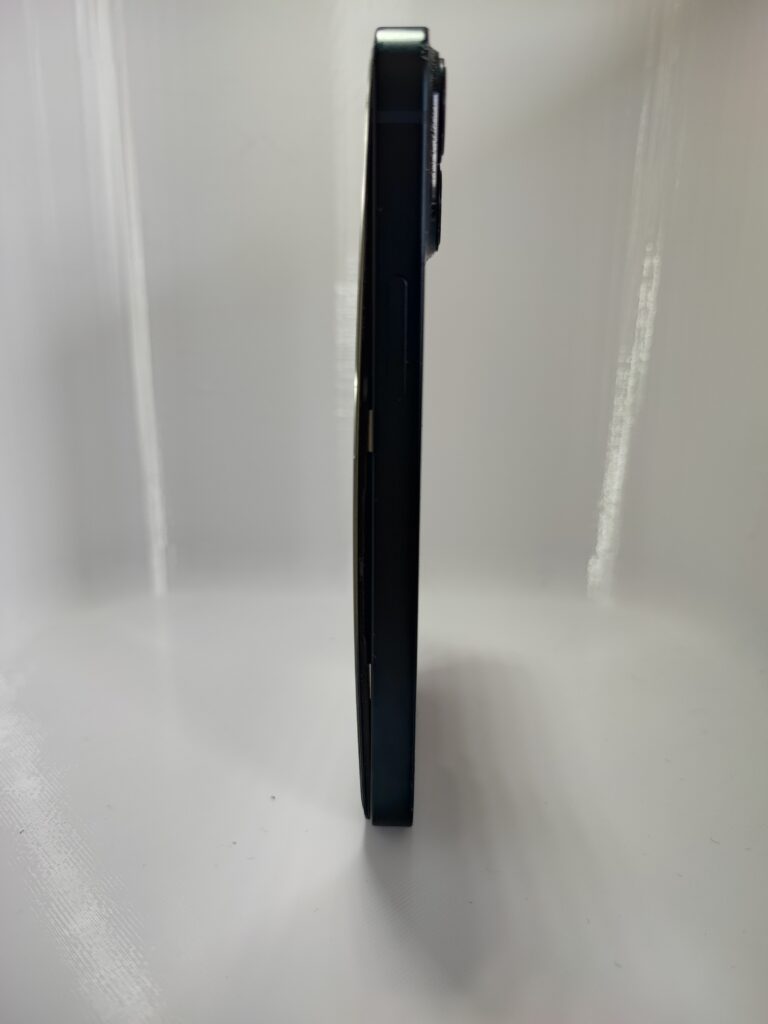 iPhone 13 mini z boku – displej oddelený od rámu nafúknutou batériou