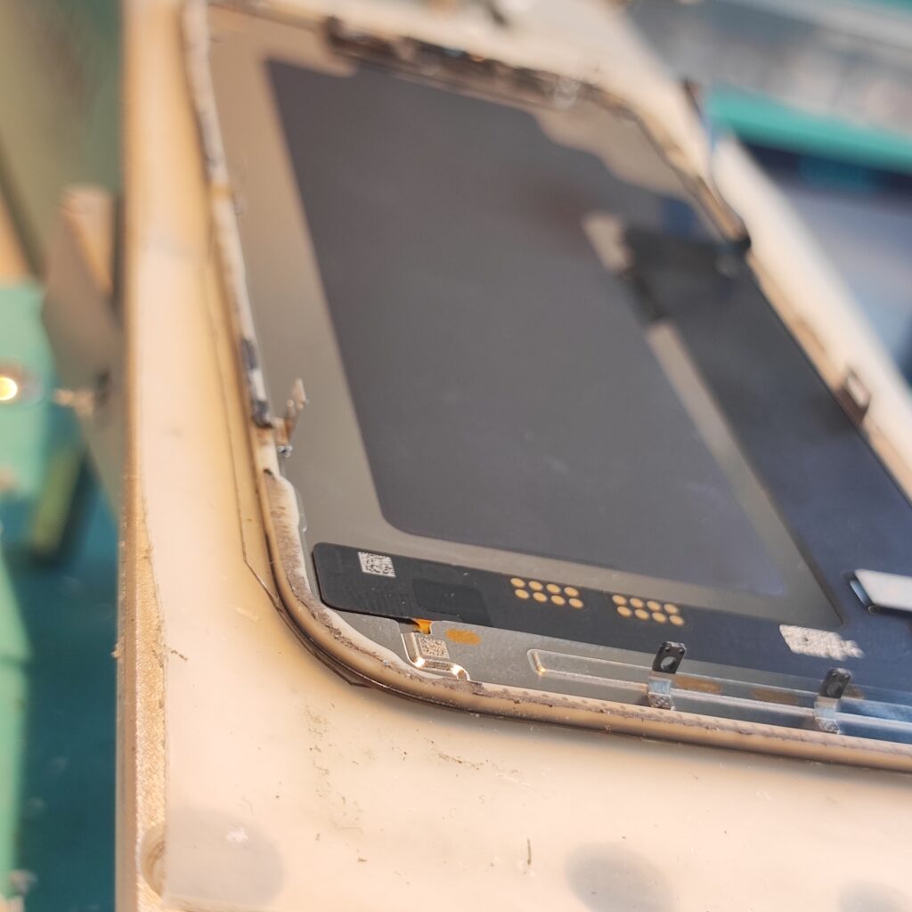 iPhone 17 Pro – displej vybratý z telefónu pred výmenou dotykového skla (PhoneTech Košice)