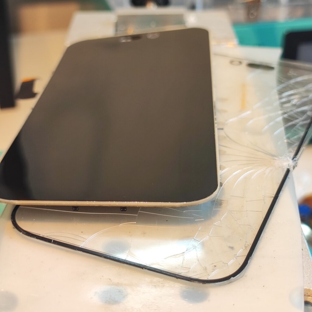 iPhone 17 Pro – oddelené prasknuté dotykové sklo od originálneho displeja