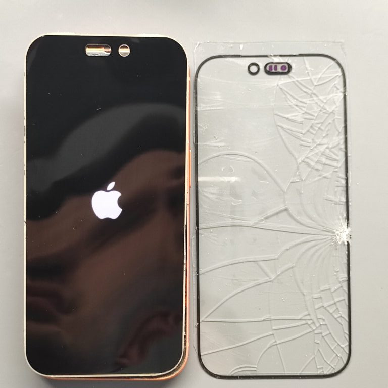 iPhone 17 Pro – separované prasknuté sklo a funkčný originálny displej so svietiacim Apple logom