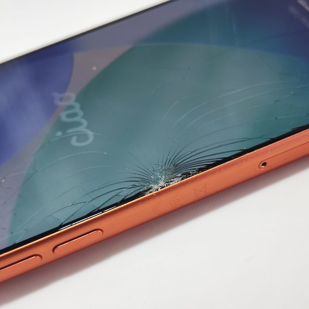 iPhone 17 Pro – pohľad z boku pred výmenou dotykového skla