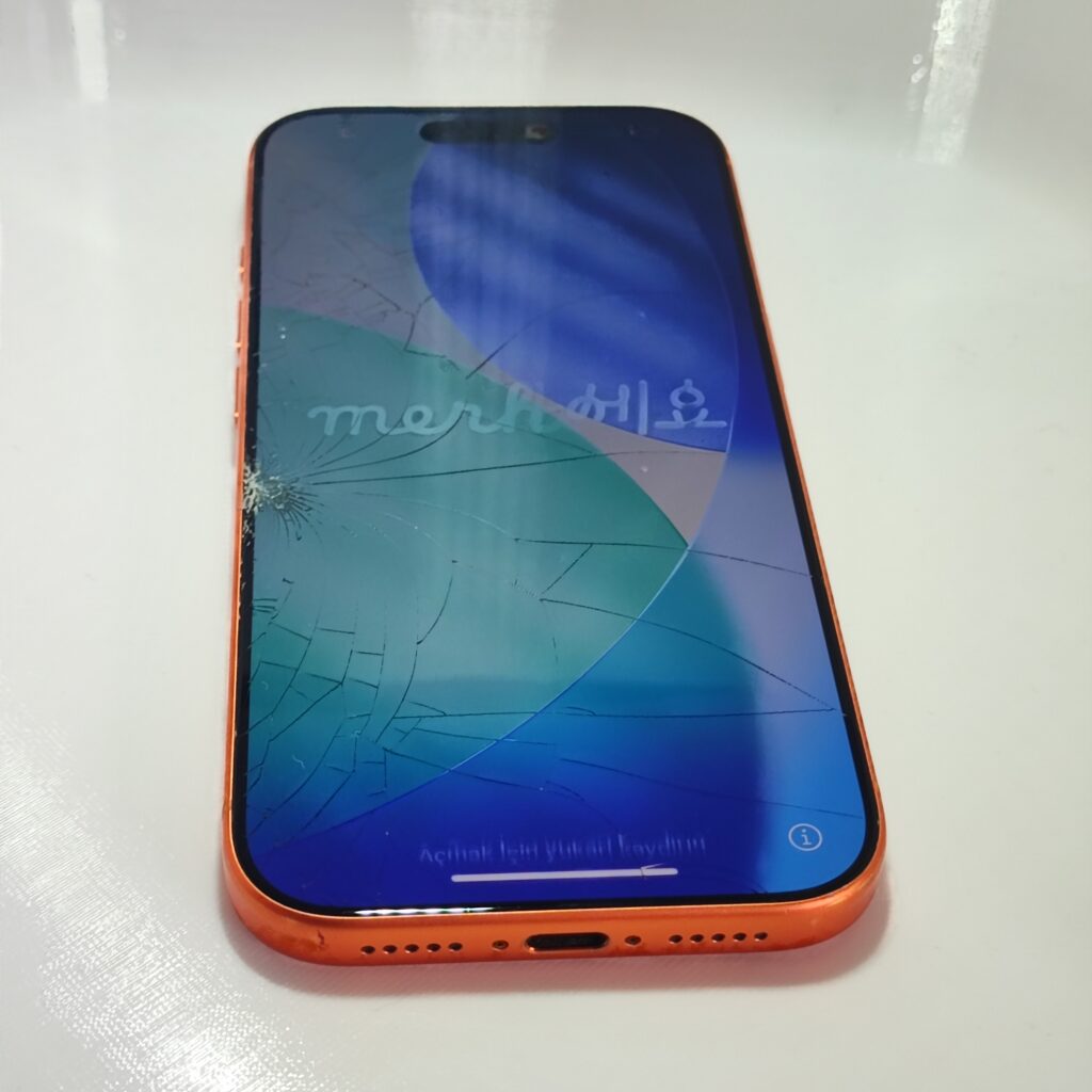 iPhone 17 Pro – pohľad zospodu na prasknuté sklo displeja
