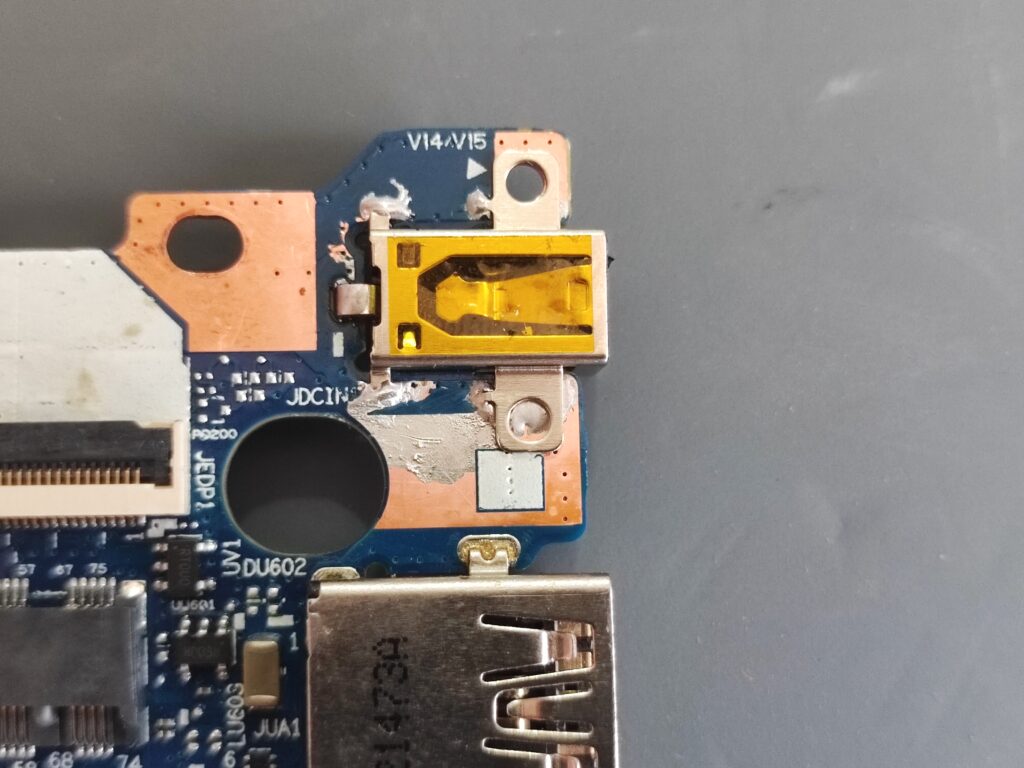 Doska notebooku Lenovo V14 s nabíjacím konektorom (DC jack) – oprava nabíjacieho portu, PhoneTech Košice