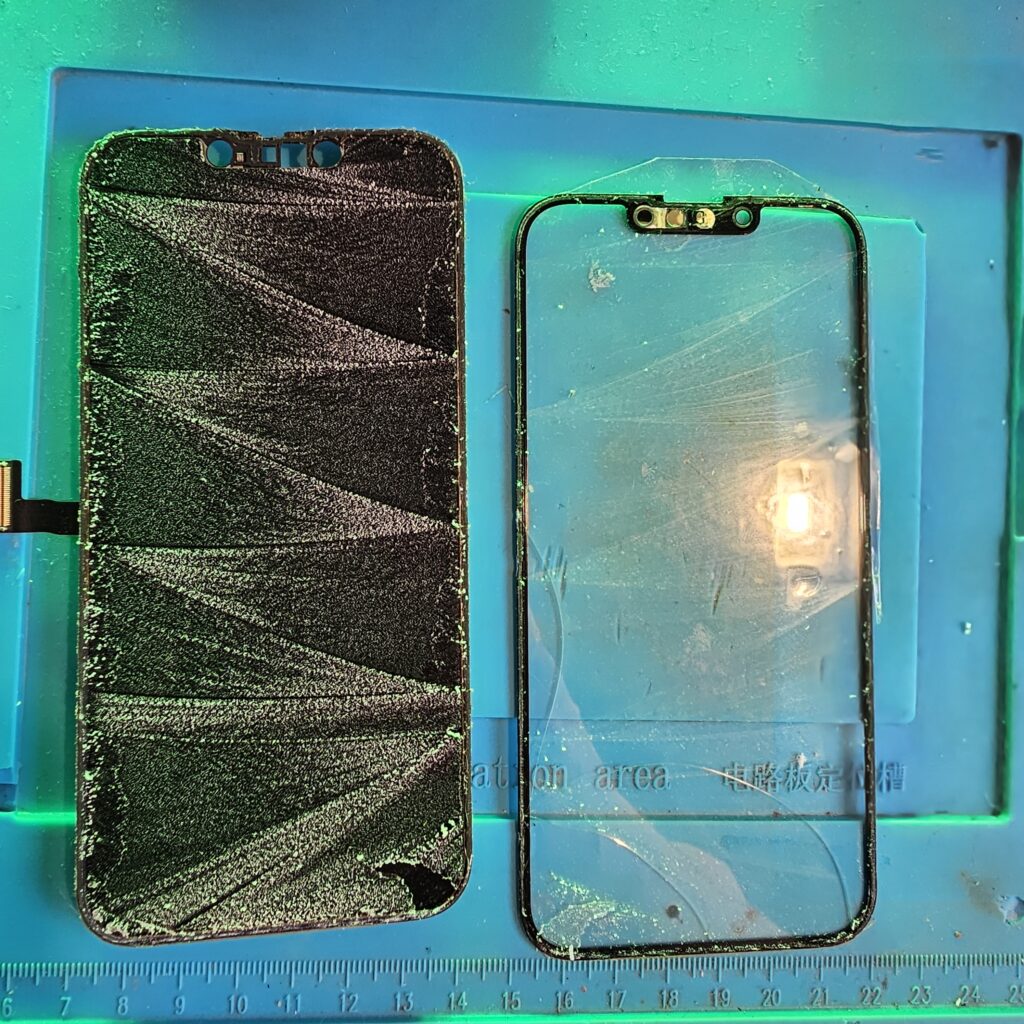 Repas displeja iPhone 13 Pro – separácia prasknutého skla od panela