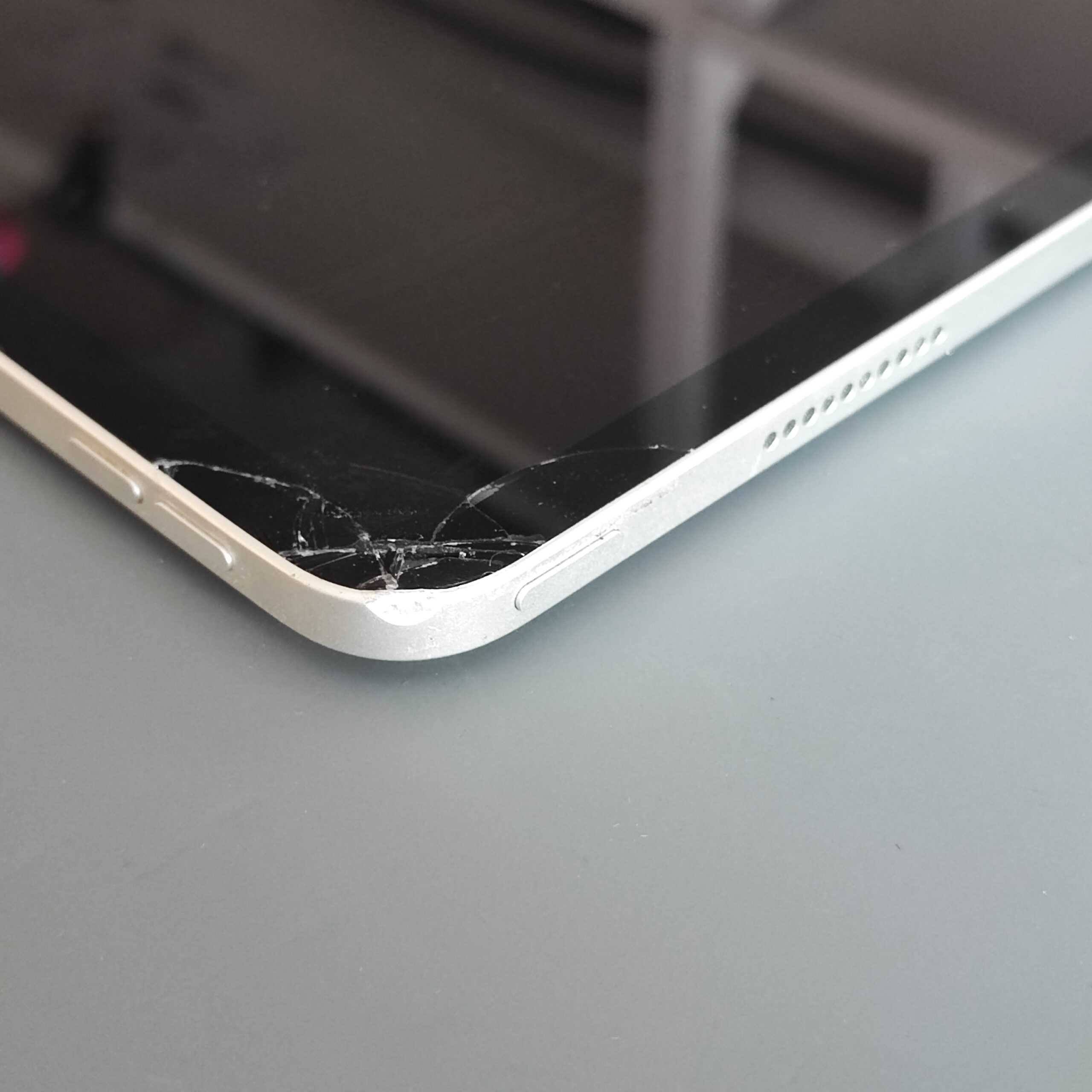 Výmena dotykového skla na iPade (laminovaný displej) – displej ostáva originálny iPad Pro 12,9 z boku, poškodený rám sa vyrovná, mení sa len sklo, displej ostáva